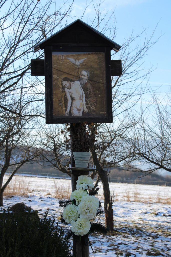 Kríž Martinček, vstup do obce