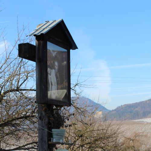 Kríž Martinček, vstup do obce