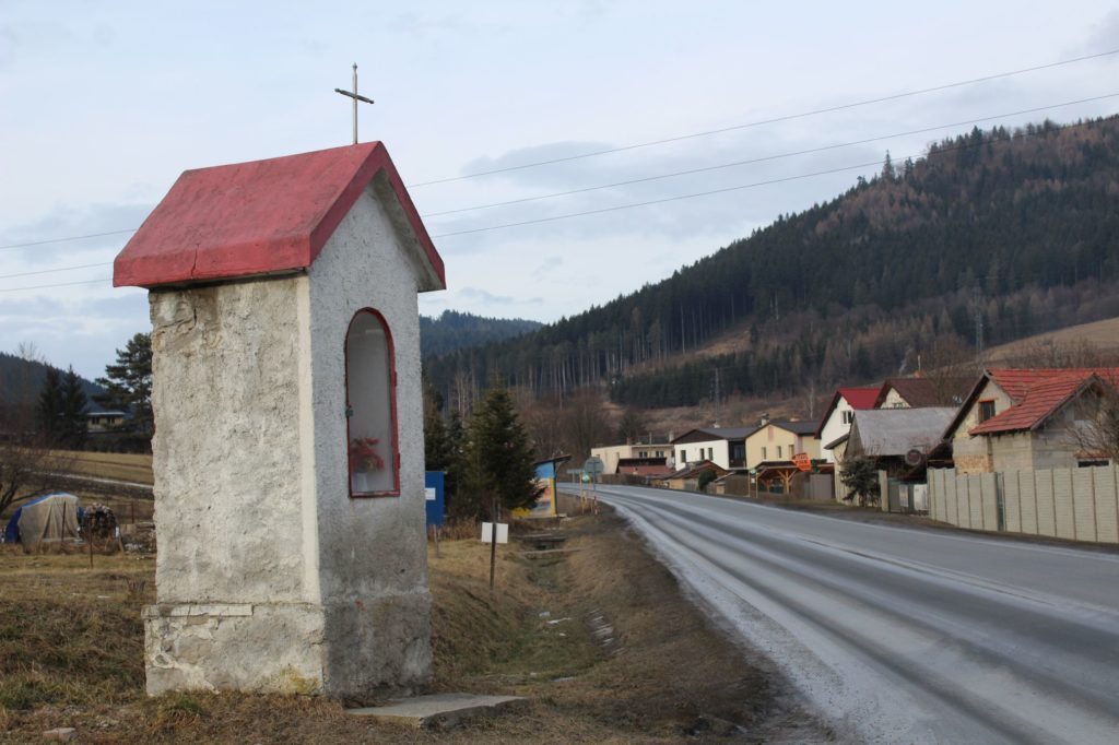 Kaplnka Likavka, križovatka J. Hollého - Pod Hradom 01