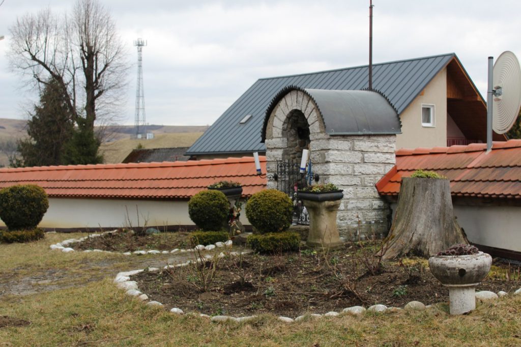 Kaplnka pri kostole sv. Šimona a Júdu Liptovské Sliače - Stredný 02