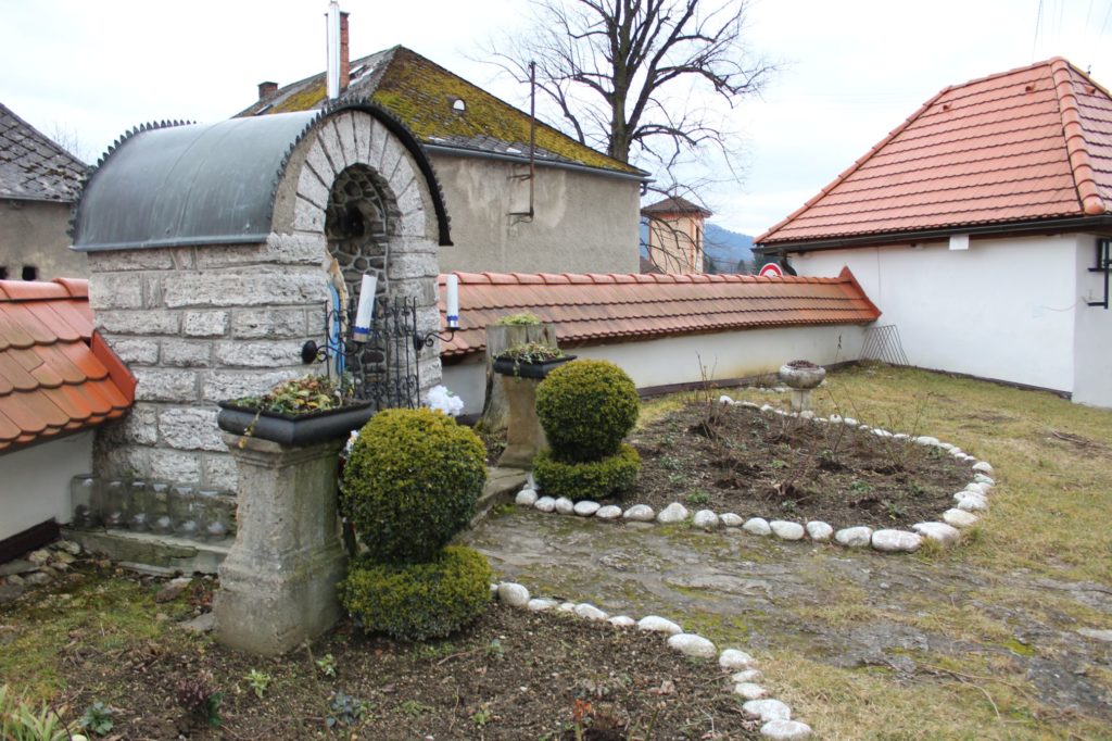 Kaplnka pri kostole sv. Šimona a Júdu Liptovské Sliače - Stredný 08