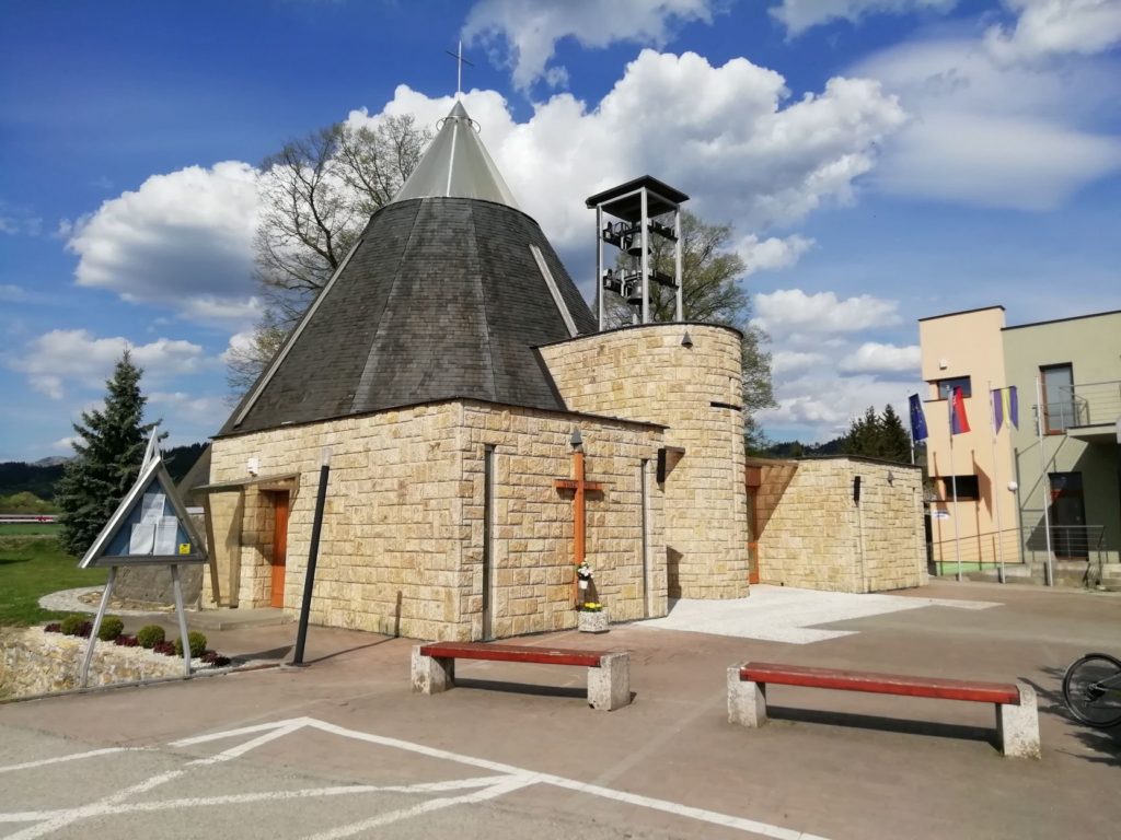 Kostol Najsvätejšej trojice v Bešeňovej 01