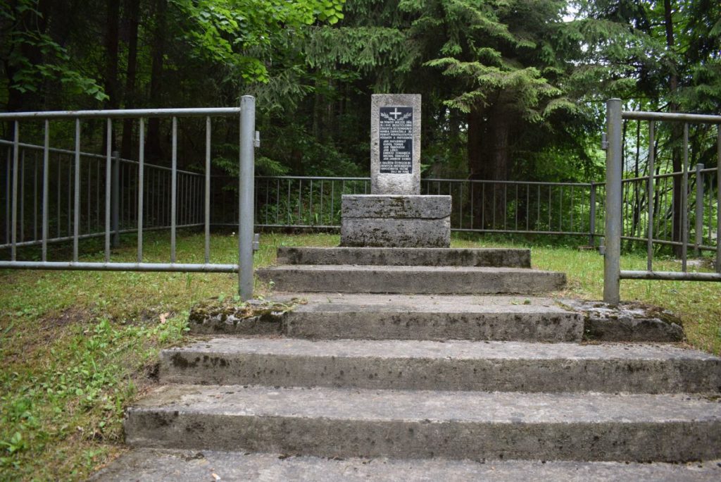 Pamätné miesto s pamätníkom padlým povstaleckým vojakom a partizánom v Likavke 01