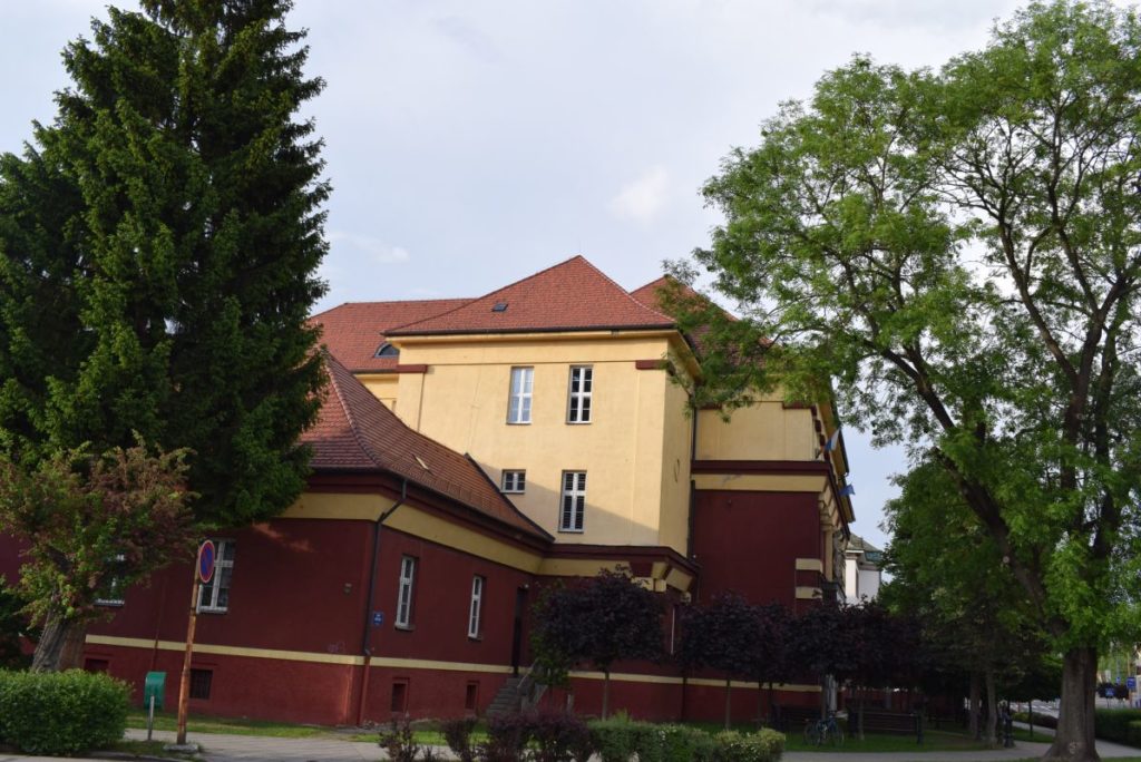 Škola na Dončovej ulici 01