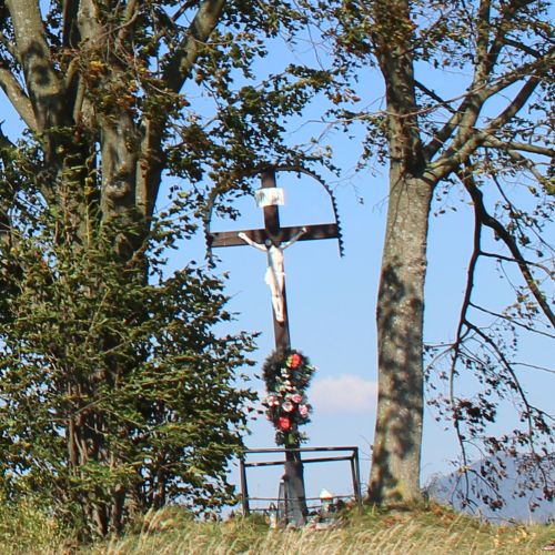 Kríž Božie muky Komjatná, Kriváň