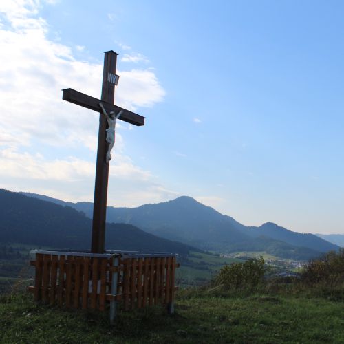 Kríž Komjatná, Hrádok