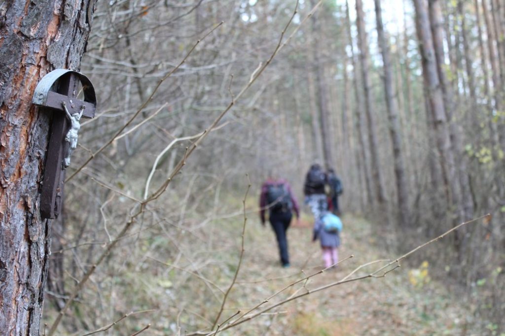 Zastavenie Valaská Dubová, pred krížovou cestou 01