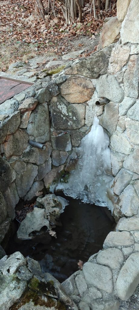 Prameň Vyšné Javoriská pri chate, Ružomberok - Podsuchá 01