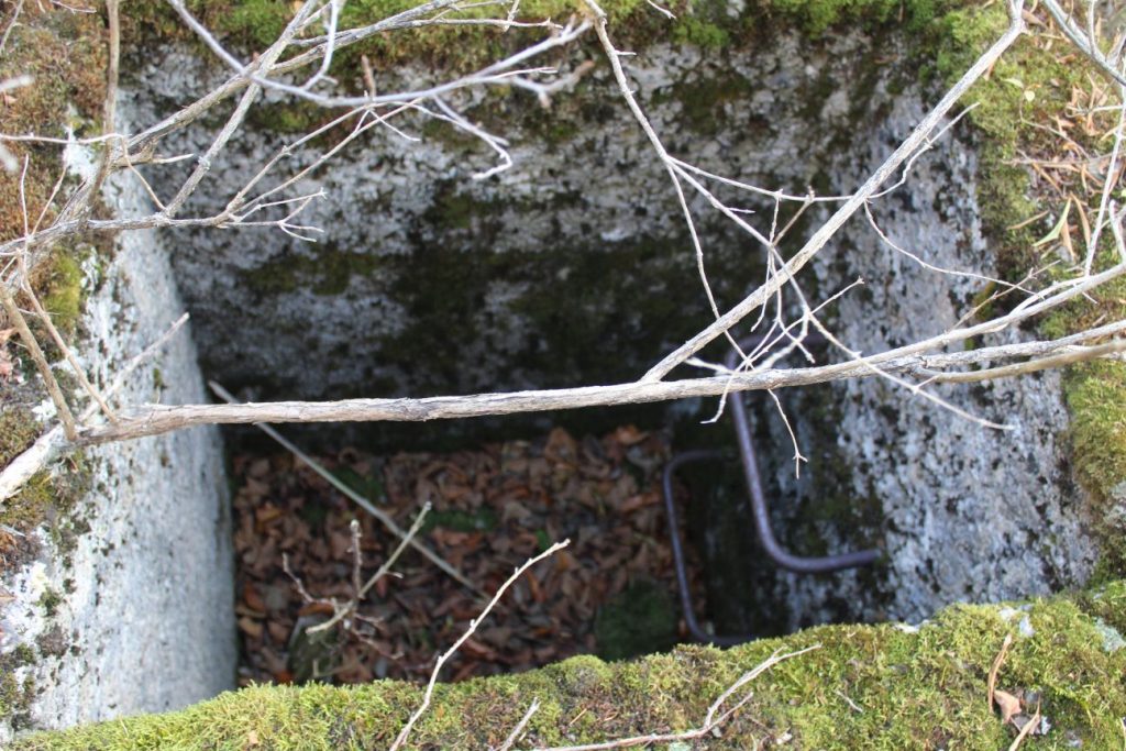 Prameň šachta pod cestou na Vrchlúky, Ružomberok - Vlkolínec 02 Prameň šachta pod cestou na Vrchlúky, Ružomberok - Vlkolínec 02