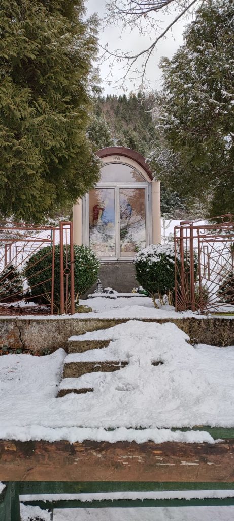 Kaplnka pod Sivou skalou, Komjatná 02