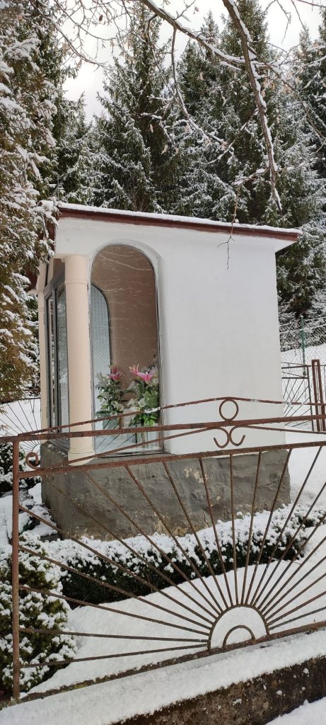 Kaplnka pod Sivou skalou, Komjatná 06