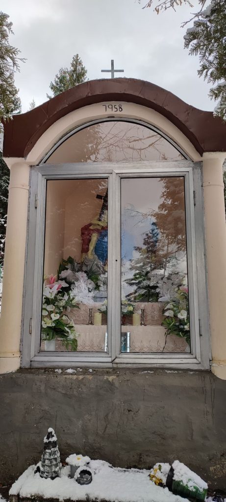 Kaplnka pod Sivou skalou, Komjatná 07