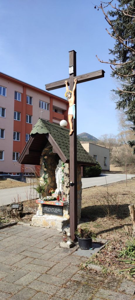 Kríž Likavka, pri kaplnke Jaskyňa Lurdskej Panny Márie 03