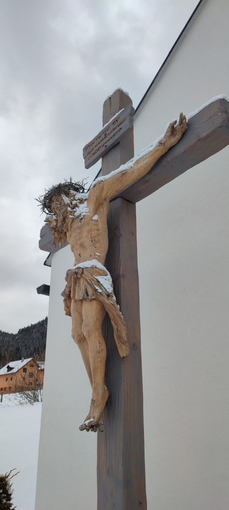 Kríž pri kostole v Studničnej 02