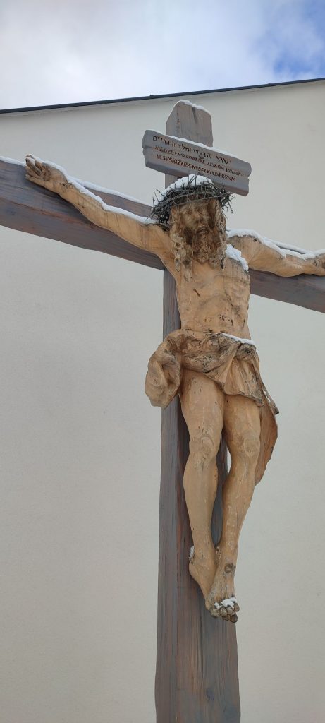 Kríž pri kostole v Studničnej 03