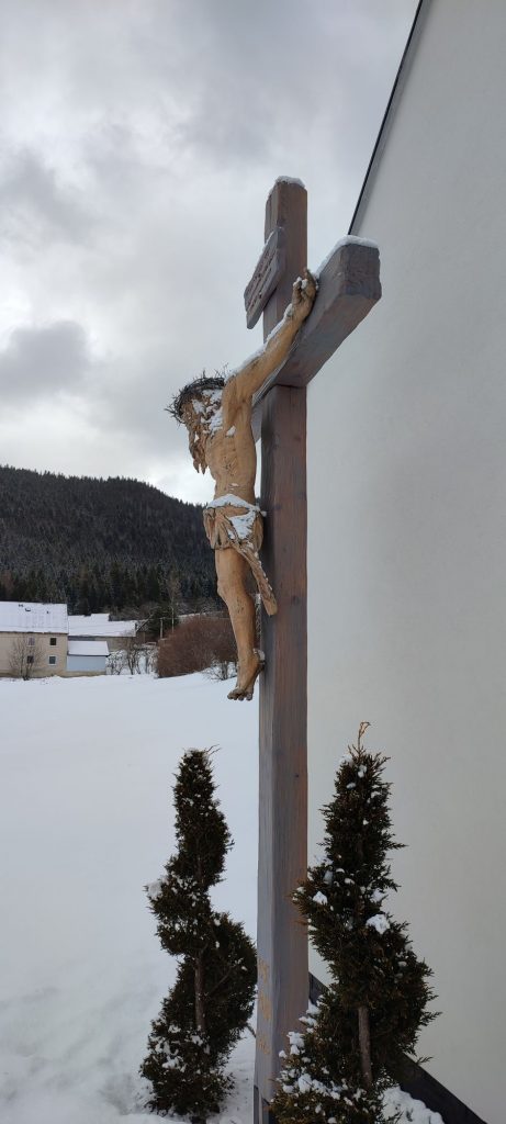 Kríž pri kostole v Studničnej 04