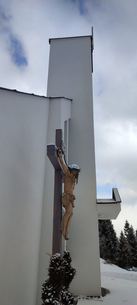 Kríž pri kostole v Studničnej 05