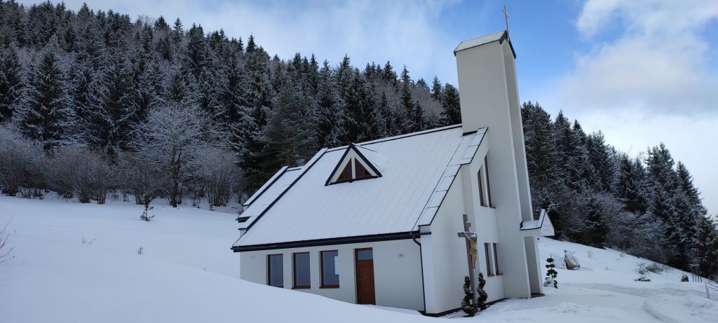 Kríž pri kostole v Studničnej 07