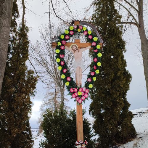 Kríž za kostolom, Komjatná