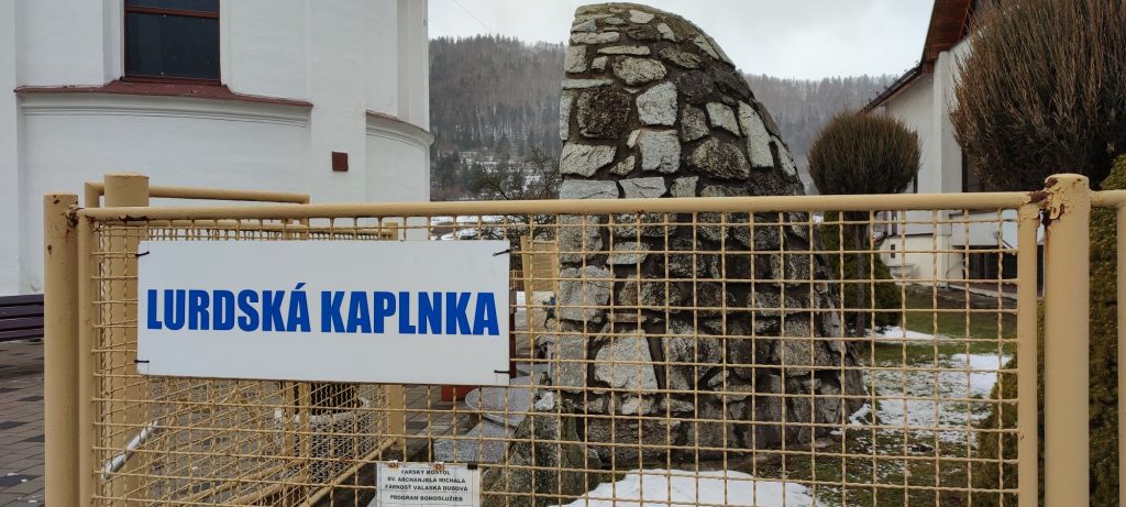 Lurdská kaplnka pri kostole sv. Michala Archanjela, Valaská Dubová 02 Lurdská kaplnka pri kostole sv. Michala Archanjela, Valaská Dubová 02