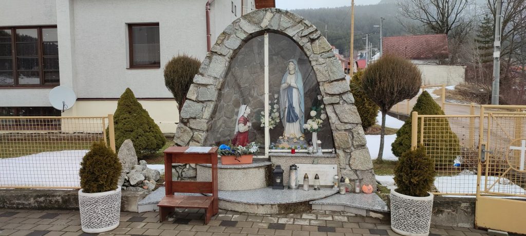 Lurdská kaplnka pri kostole sv. Michala Archanjela, Valaská Dubová 05 Lurdská kaplnka pri kostole sv. Michala Archanjela, Valaská Dubová 05