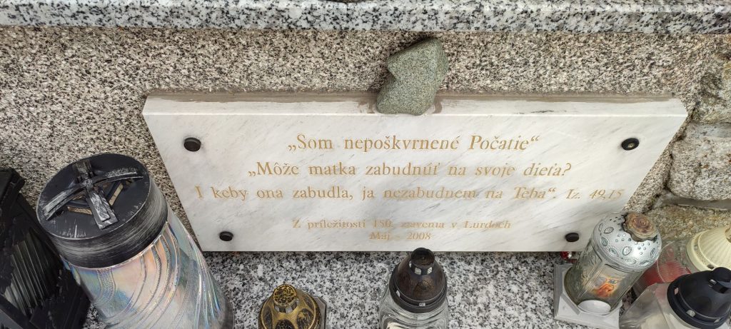 Lurdská kaplnka pri kostole sv. Michala Archanjela, Valaská Dubová 06 Lurdská kaplnka pri kostole sv. Michala Archanjela, Valaská Dubová 06