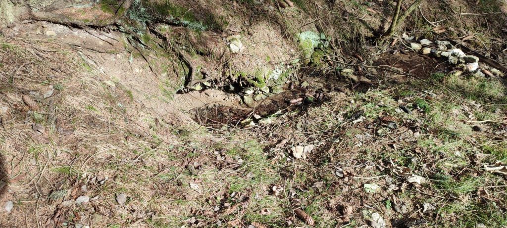 Prameň pri krmelci nad cestou k hradu Likava, Likavka 03