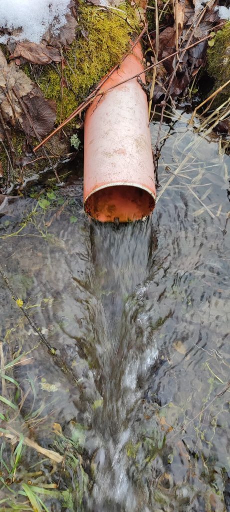 Prepad z vodojemu pri cintoríne, Komjatná 02