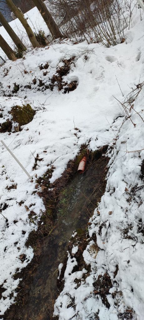 Prepad z vodojemu pri cintoríne, Komjatná 03