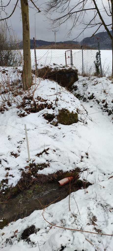 Prepad z vodojemu pri cintoríne, Komjatná 04