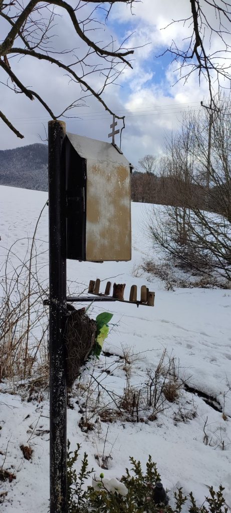 Zastavenie Cyril a Metod za cintorínom, Komjatná 03