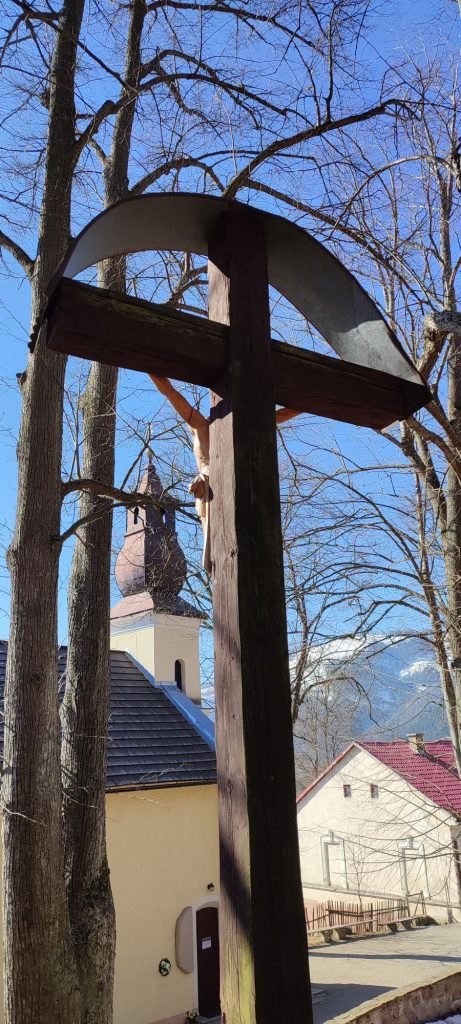 Hlavný kríž na cintoríne, Vlkolínec 01