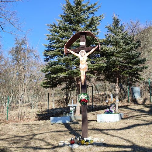 Kríž na cintoríne, Vlkolínec