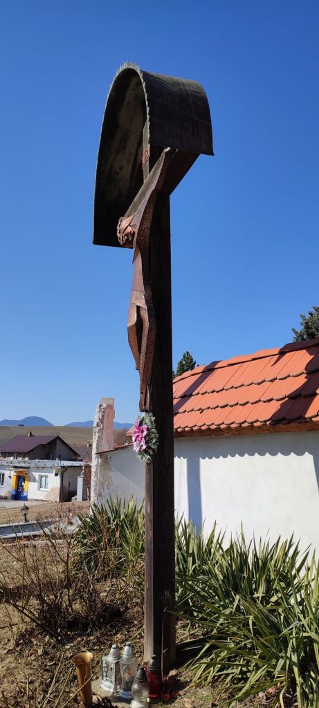 Kríž pred opevnením kostola, Liptovské Sliače - Stredný 02