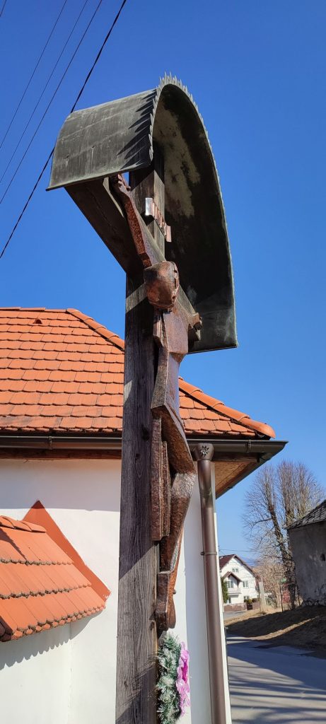 Kríž pred opevnením kostola, Liptovské Sliače - Stredný 05