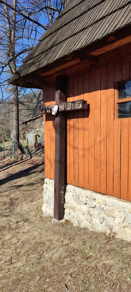 Misijný kríž na cintoríne, Vlkolínec 01