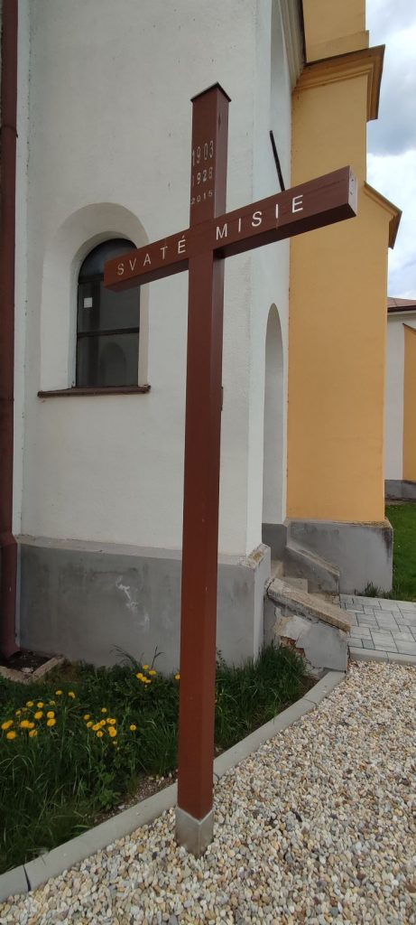 Misijný kríž pri kostole, Stankovany 05