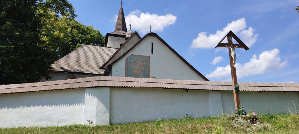 Kríž pri Kostole Všetkých svätých v Ludrovej - Kúte 01
