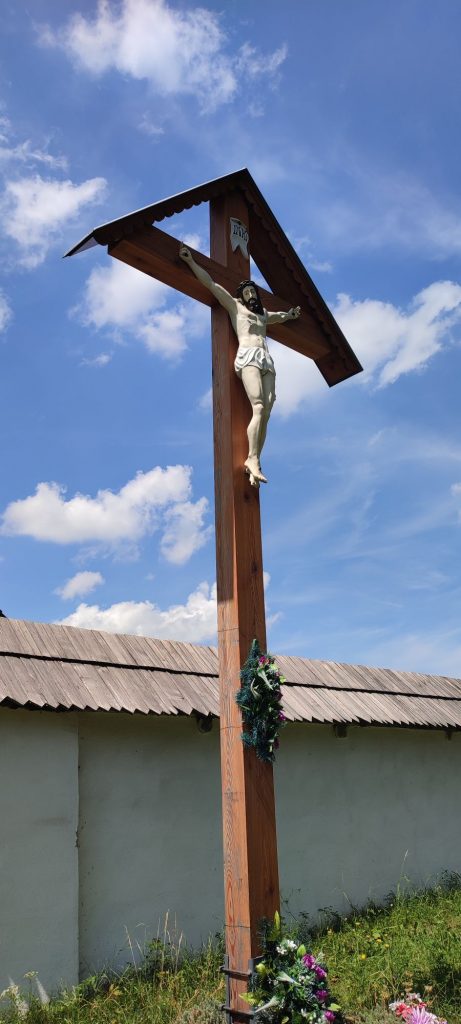 Kríž pri Kostole Všetkých svätých v Ludrovej - Kúte 02
