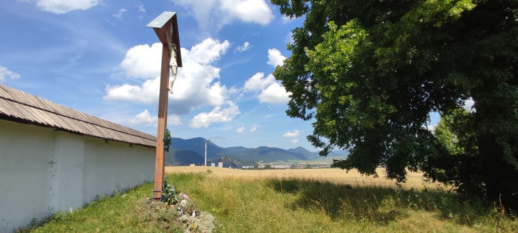 Kríž pri Kostole Všetkých svätých v Ludrovej - Kúte 05