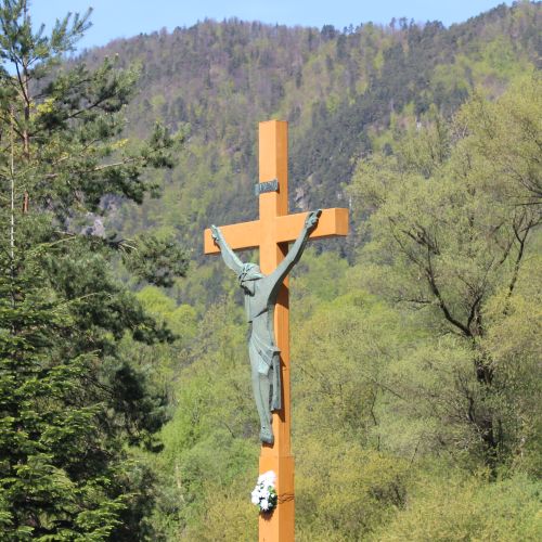 Kríž pri ceste, Hubová