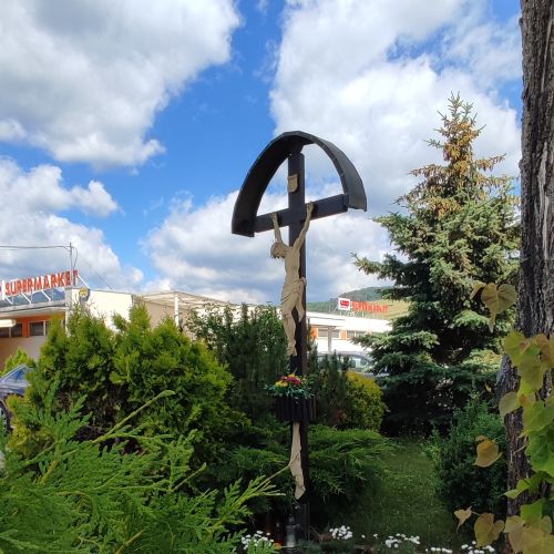 Kríž pri kostole, Bešeňová