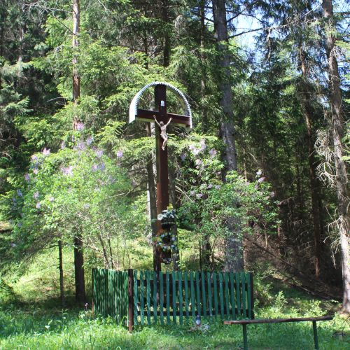 Kríž v doline, Kalameny