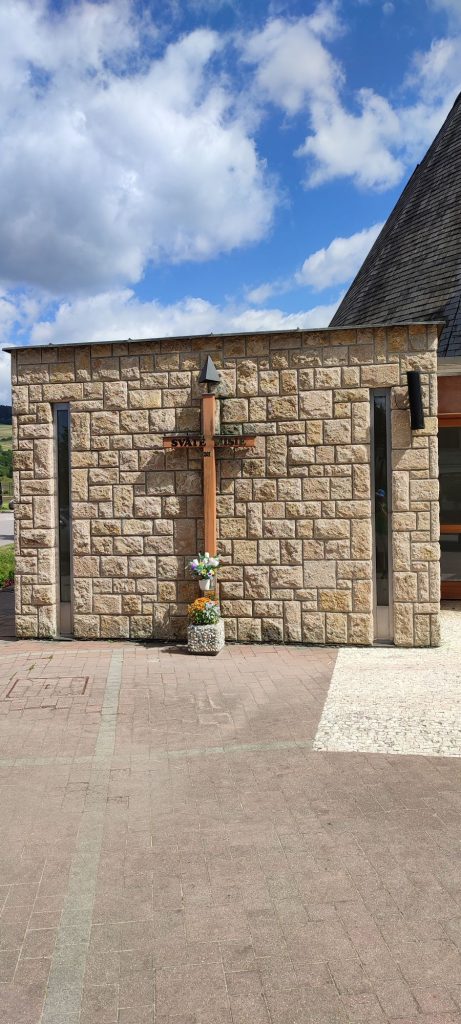 Misijný kríž pri kostole, Bešeňová 05 Misijný kríž pri kostole, Bešeňová 05