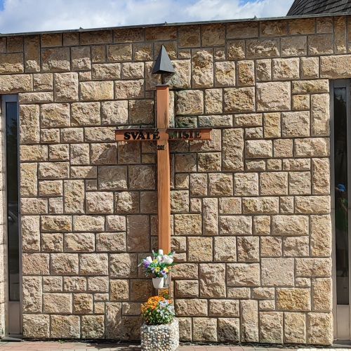 Misijný kríž pri kostole, Bešeňová