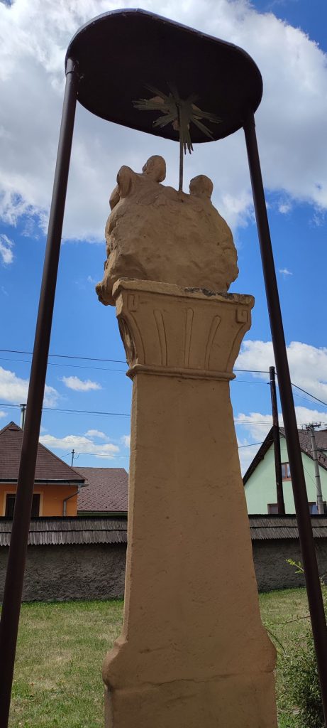 Trojičný stĺp pri kostole, Liptovský Michal 02