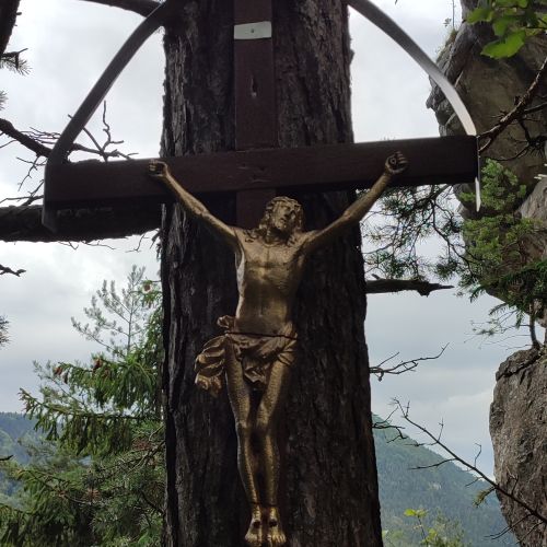 Kríž pri Hlavačke, Komjatná