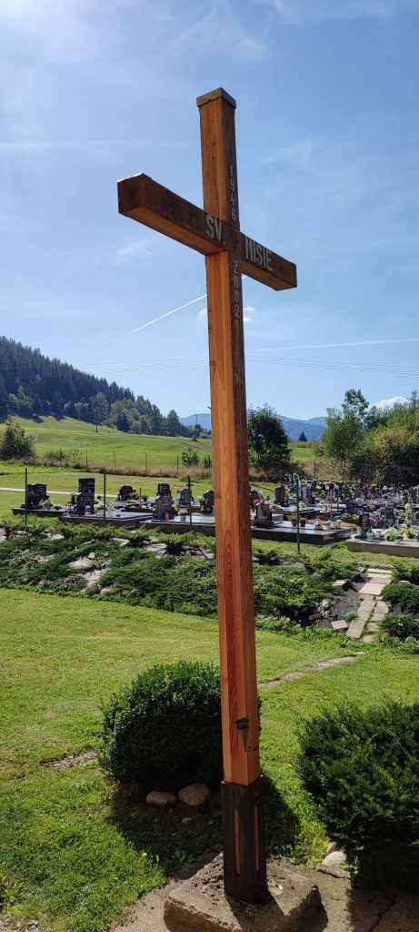 Misijný kríž pri kostole, Liptovská Lúžna 03
