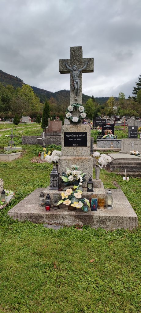 Kríž na cintoríne, Hrboltová Kríž na cintoríne, Hrboltová