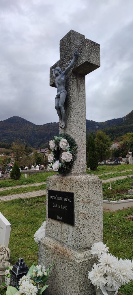 Kríž na cintoríne, Hrboltová Kríž na cintoríne, Hrboltová